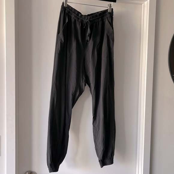 ARITZIA-TNA Jogger, Black - Picture 1 of 5